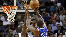 Raymond Felton z New Yorku střílí na koš Miami přes Joela Anthonyho. Raymond Felton z New Yorku střílí na koš Miami přes Joela Anthonyho.