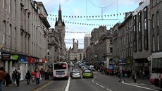 Aberdeen. Nákupní tída Union Street v centru msta nabízí rozptýlení smutku