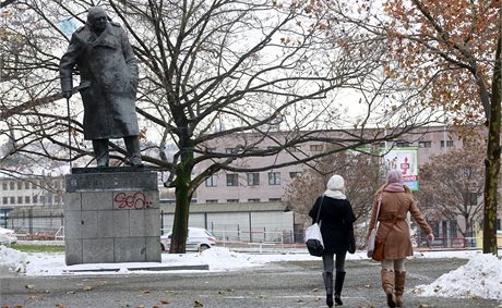 Socha Winstona Churchilla stoj v Praze 3 na ikov.