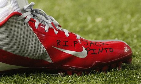 Hr americkho fotbalu Victor Cruz si pi zpasu napsal na kopaky "R.I.P.,
