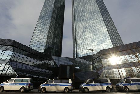 Nmení policisté prohledali ve stedu sídlo Deutsche bank (12. prosince 2012)