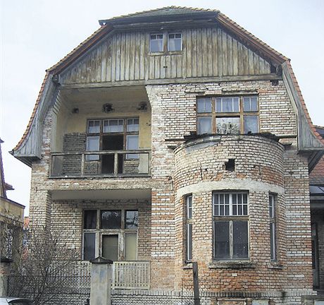 Secesní vila v Podbradech na opravy eká dvacet let. 