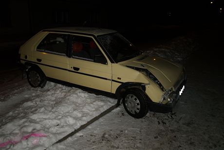 Patnáctiletý idi naboural do policejní sluebny v Kopidln. (12. 12. 2012)