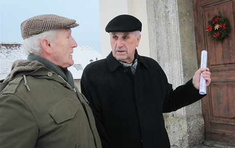 Frantiek Radkovský (na snímku vpravo) v nedli vysvtloval farníkm v...