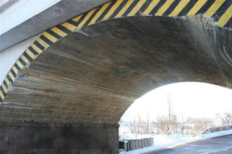 idi kamionu s nvsem se neveel do podjezdu nedaleko Svitav a pokodil si