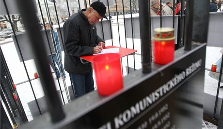 Na protestech proti komunistm ve vedení kraj budou i symbolická vzeská cela a ibenice