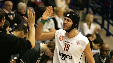Dínský basketbalista Jakub Houka nastoupil proti Chomutovu s helmou.