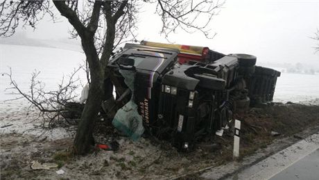 Po váné nehod kamionu a osobního auta na Náchodsku musel tce zranného