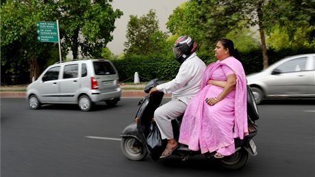 Indické eny se bouí, e nechtjí nosit helmy na motorkách. Nií si tak prý