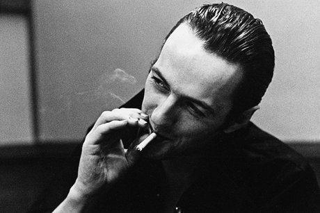 Joe Strummer, punková ikona z The Clash zemela v roce 2002 na zástavu srdce.  