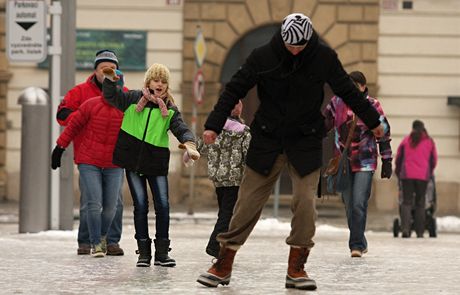 Chodci na umrzlých plzeských ulicích v sobotu 15. prosince 2012