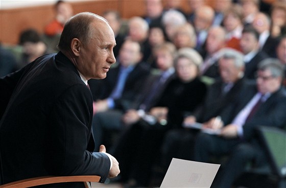 Ruský prezident Vladimir Putin pi setkání se svými "dvrníky" v Moskv (10.