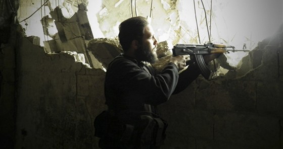 Bojovník Syrské osvobozenecké armády v Homsu (6. prosince 2012)