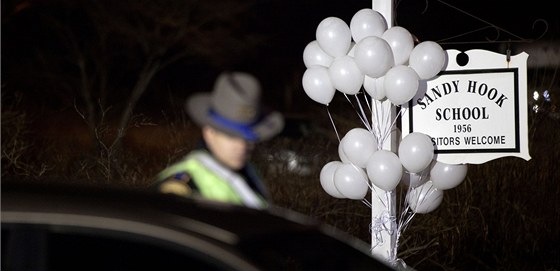 Policisté hlídají místo masakru ve kole v americkém mst Newtown (14.