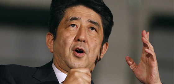 Za rozputním zákonodárc stojí premiér inzó Abe.