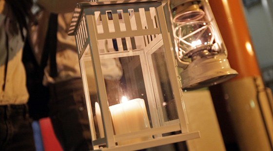 Betlémské svtlo je moderním symbolem Vánoc. Skauti jej na cest z Betléma uchovávají v olejové svítiln.