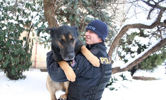 Pes Marko s policejním psovodem.