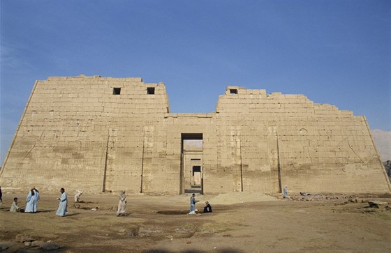 Chrán Ramsese III. v Medinet Habu na západním behu Nilu.
