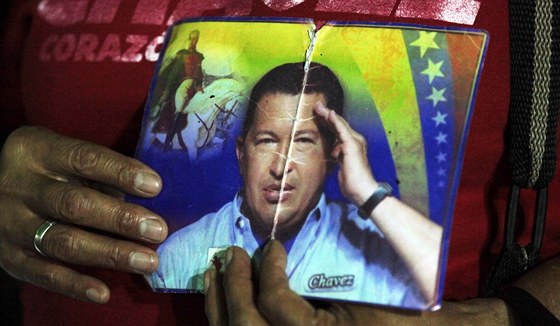 Chávez je populární hlavn mezi chudími obyvateli Veneuzely. Na snímku jeho portrét drí v rukou jeden z jeho píznivc.