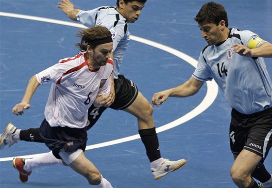 Futsalista Roman Mare (vlevo) v reprezentaním dresu na mistrovství svta