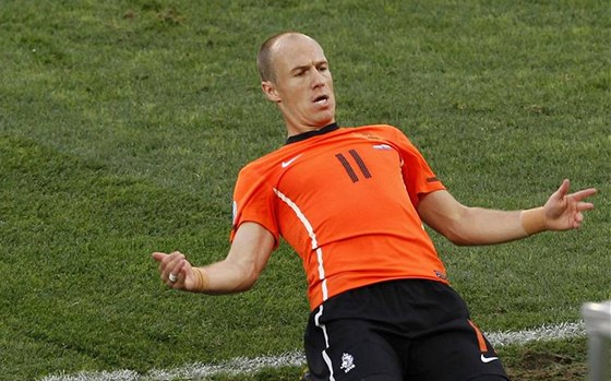 DALÍ GÓL LEVAKOU. Nizozemský záloník Arjen Robben vyzrál na obránce soupee