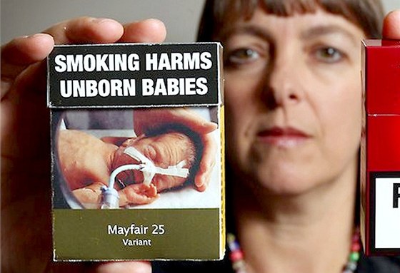 Australská prokurátorka Nicola Roxonová ukazuje cigarety znaky Winfield s