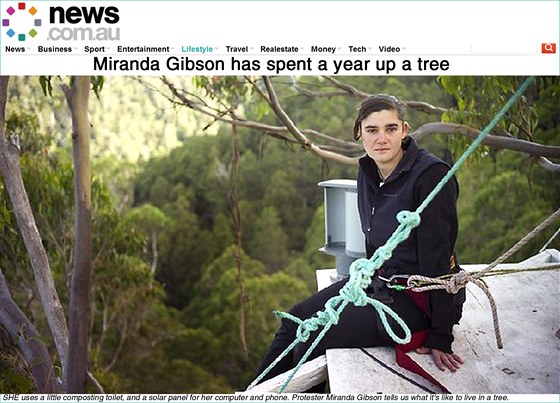Miranda Gibsonová strávila v korun stromu celý rok.