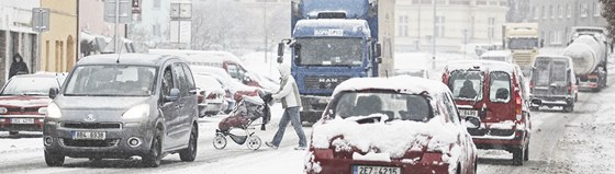 Silnice u kruhového objezdu pi píjezdu z Pardubic je extrémn nebezpená.