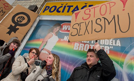 Demonstrace proti sexistické reklam ve výloze obchodu v Hradci Králové (12.