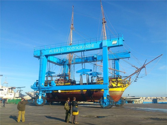 Opravy plachetnice La Grace ve panlském pístavu Sotogrande (listopad 2012). 