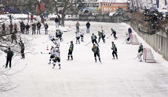 NA RYBNÍKU. Hokejisté Karlových Var slavili výroí zaloení klubu netradiním