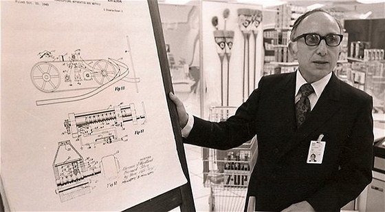 Norman Joseph Woodland (6. záí 1921 - 9. prosince 2012) na archivním snímku z doby, kdy pracoval u IBM