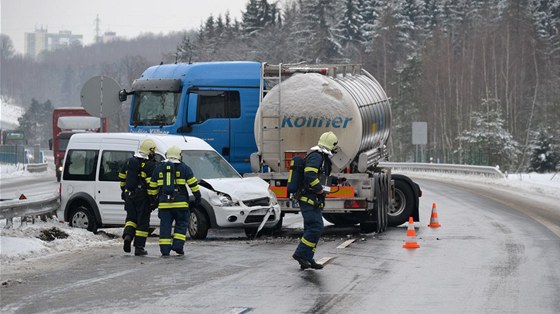 Nehoda cisterny na R6 u Transmotelu poblí Sokolova