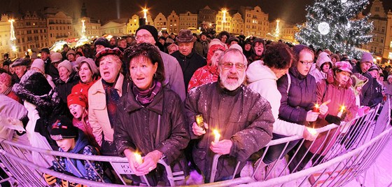 Na námstí Republiky v Plzni letos zpíval&#255; koledy více ne ti tisíce lidí.