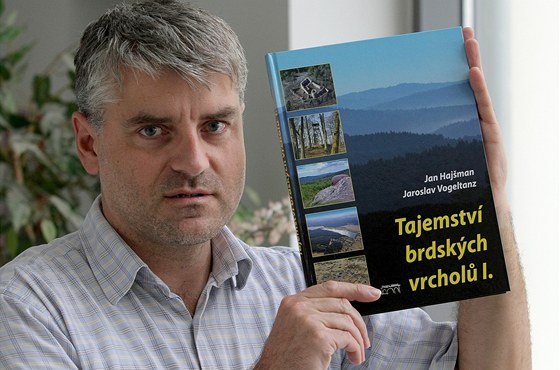 Autor Jan Hajman pedstavuje první díl výpravné publikace o vrcholech Brd.