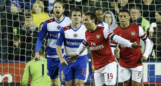 Santi Cazorla (uprosted) z Arsenalu se raduje z gólu v zápase na hiti
