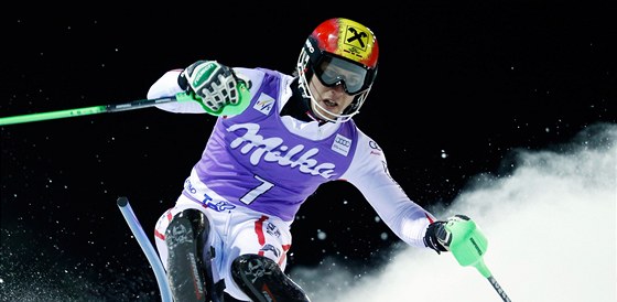 Rakouský lya Marcel Hirscher na trati slalomu v Madonn di Campiglio.