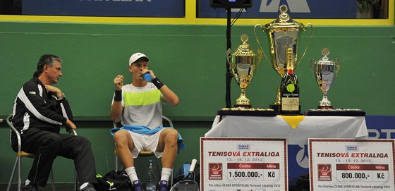 Tomá Berdych (vpravo) a trenér Jaroslav Navrátil pispli svým dílem k dalímu triumfu tenist Prostjova v extralize. (19. 12. 2012)
