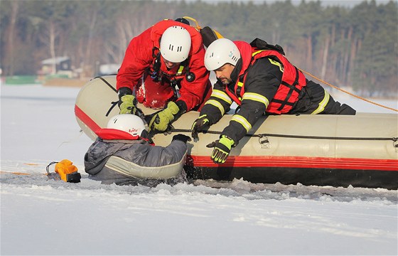 Ukázka záchrany tonoucího propadlého v ledu na Boleveckém rybníku v Plzni. 