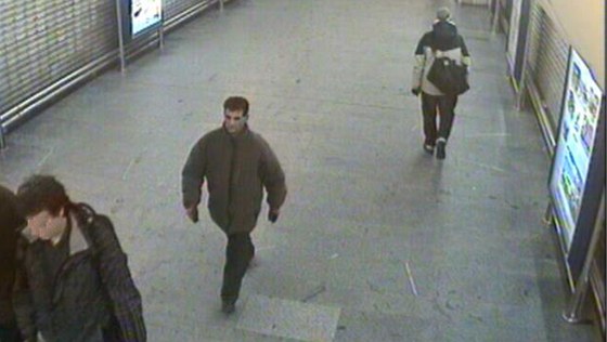 Policisté pátrají po násilníkovi, který poblí stanice metra brutáln znásilnil...