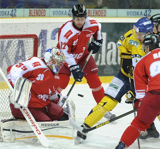 Momentka z prvoligového duelu mezi hokejisty Olomouce (v erveném) a Ústí nad