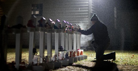 Lidé v Newtownu neustále vzpomínají na obti páteního masakru. 