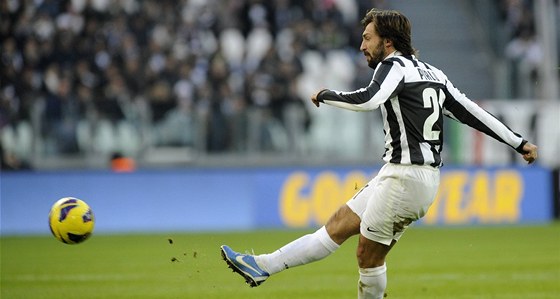 TOHLE SKONÍ V BRÁN. Andrea Pirlo stílí druhý gól Juventusu v utkání s