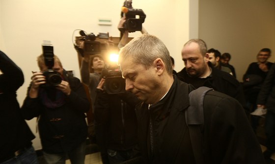 Poslanec Roman Pekárek stanul ped Vrchním soudem v Praze. (18. prosince 2012)