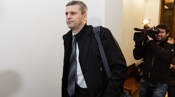 Poslanec Roman Pekárek stanul ped Vrchním soudem v Praze. (18. prosince 2012)