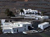Vesnici Los Valles na Lanzarote obklopuj sopen polka