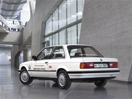 BMW 325iX se sériové výroby nedokalo. Nkolik aut pouívala Nmecká pota,...