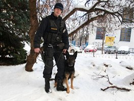 Pes Marko s policejnm psovodem.