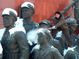 HRDINOVÉ POD SNHEM. Mu v severokorejském Pchojongjangu zametá sníh z hlav...