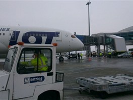 Boeing 787 Dreamliner v barvch aerolinek LOT prv pistl v Praze.
